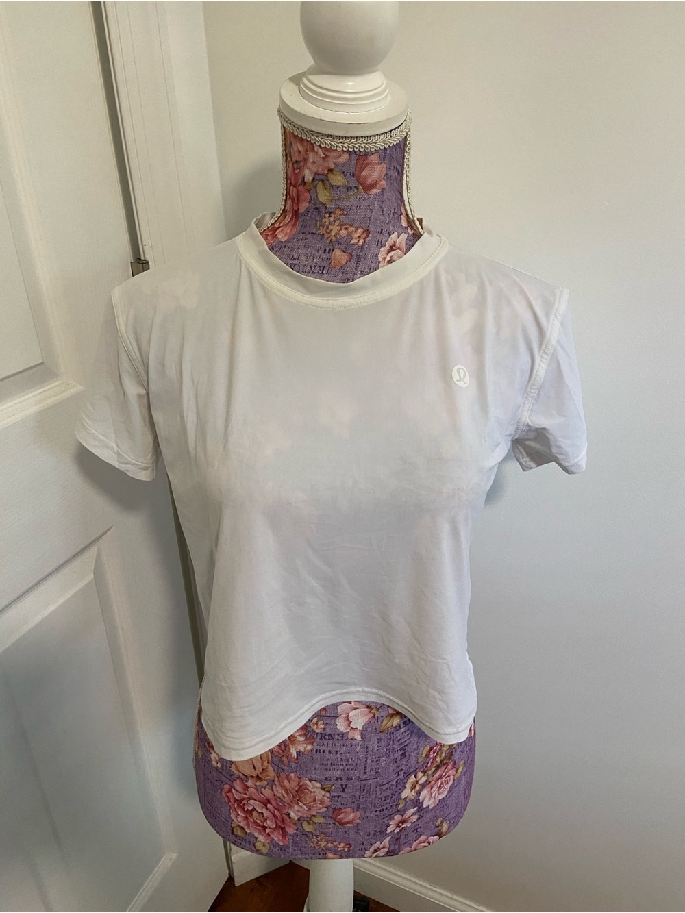 Lululemon white sports top cropped 2